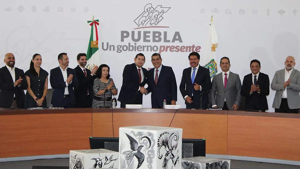 El gobernador de Puebla, Sergio Salomón Céspedes Peregrina, y el mandatario electo, Alejandro Armenta Mier,